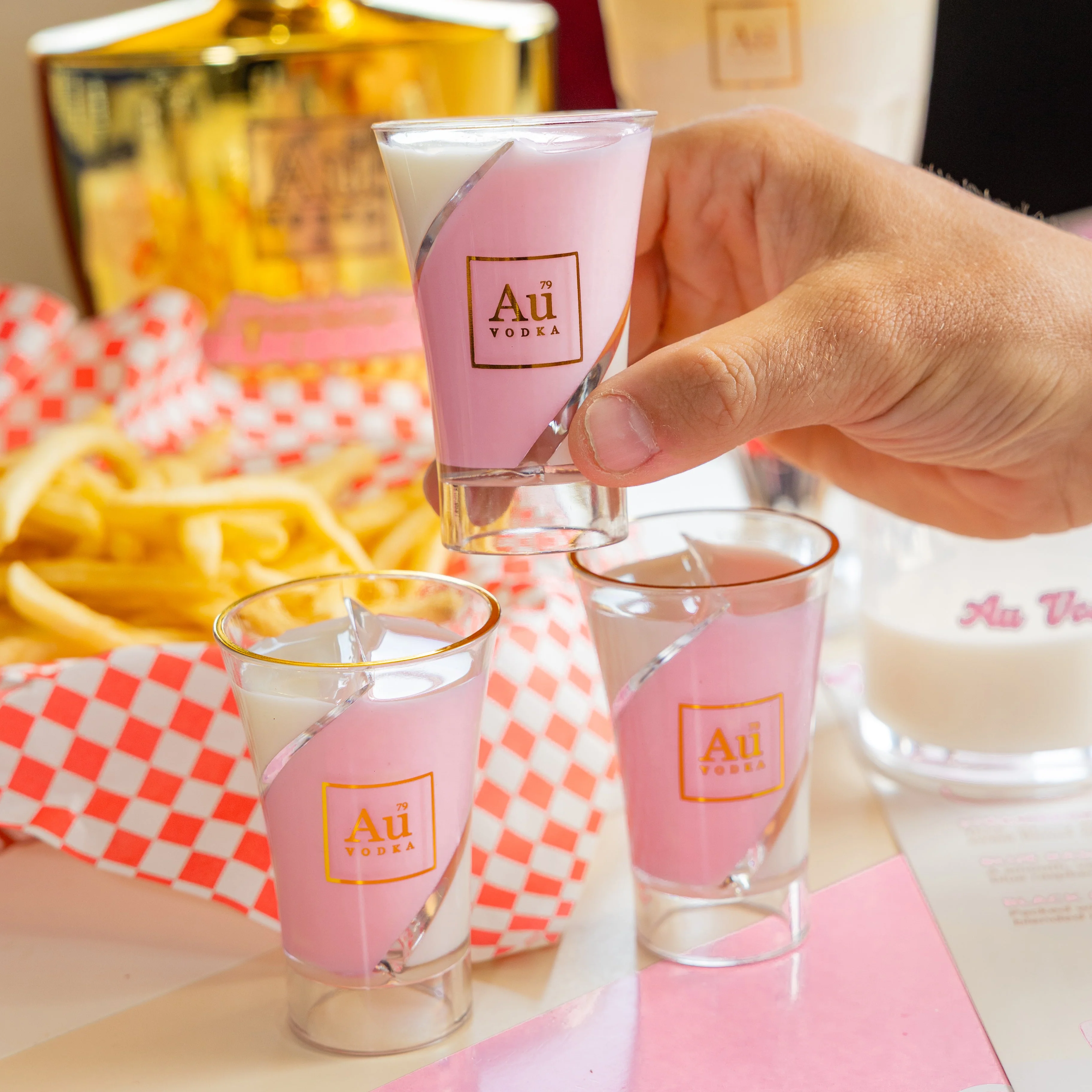 Au Vodka Strawberry Milkshake 700ml - Image 3